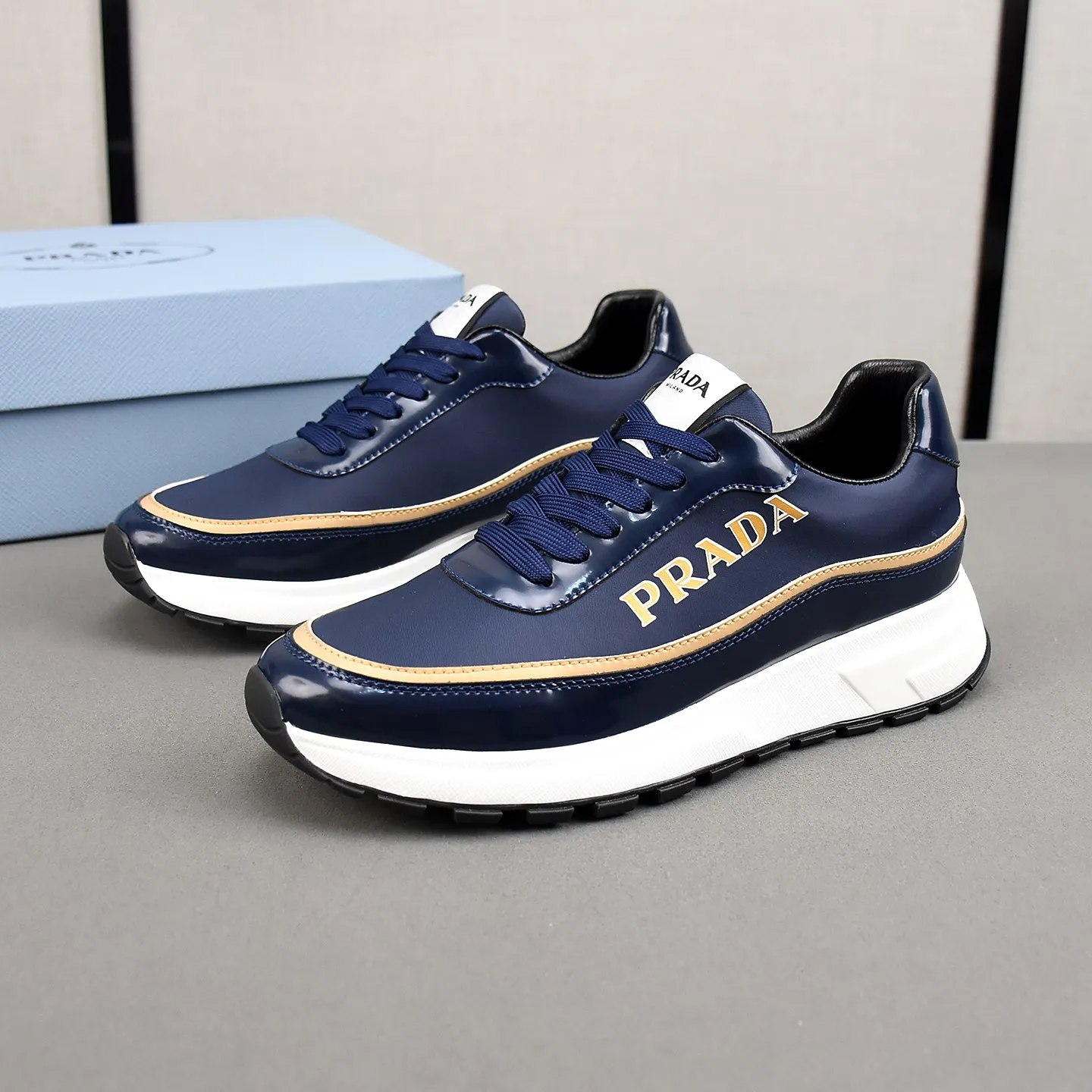 PP420👟👟👟Prada/Prada Prax men's series casual sports shoes Prax sports shoes combine style and comfort, with a unique sports design defined by exquisite materials and details. Fashionable, casual and versatile, it is decorated with an enameled triangle logo on the outside, a Prada Milano printed logo on the tongue, and a 2.5cm lightweight two-tone rubber sole for a comfortable wearing experience! Size: 38-39-40-41-42-43-44 standard leather shoe size
